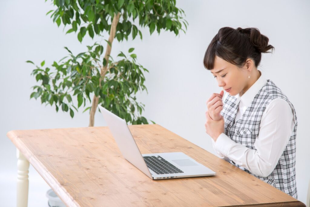手首が痛い女性