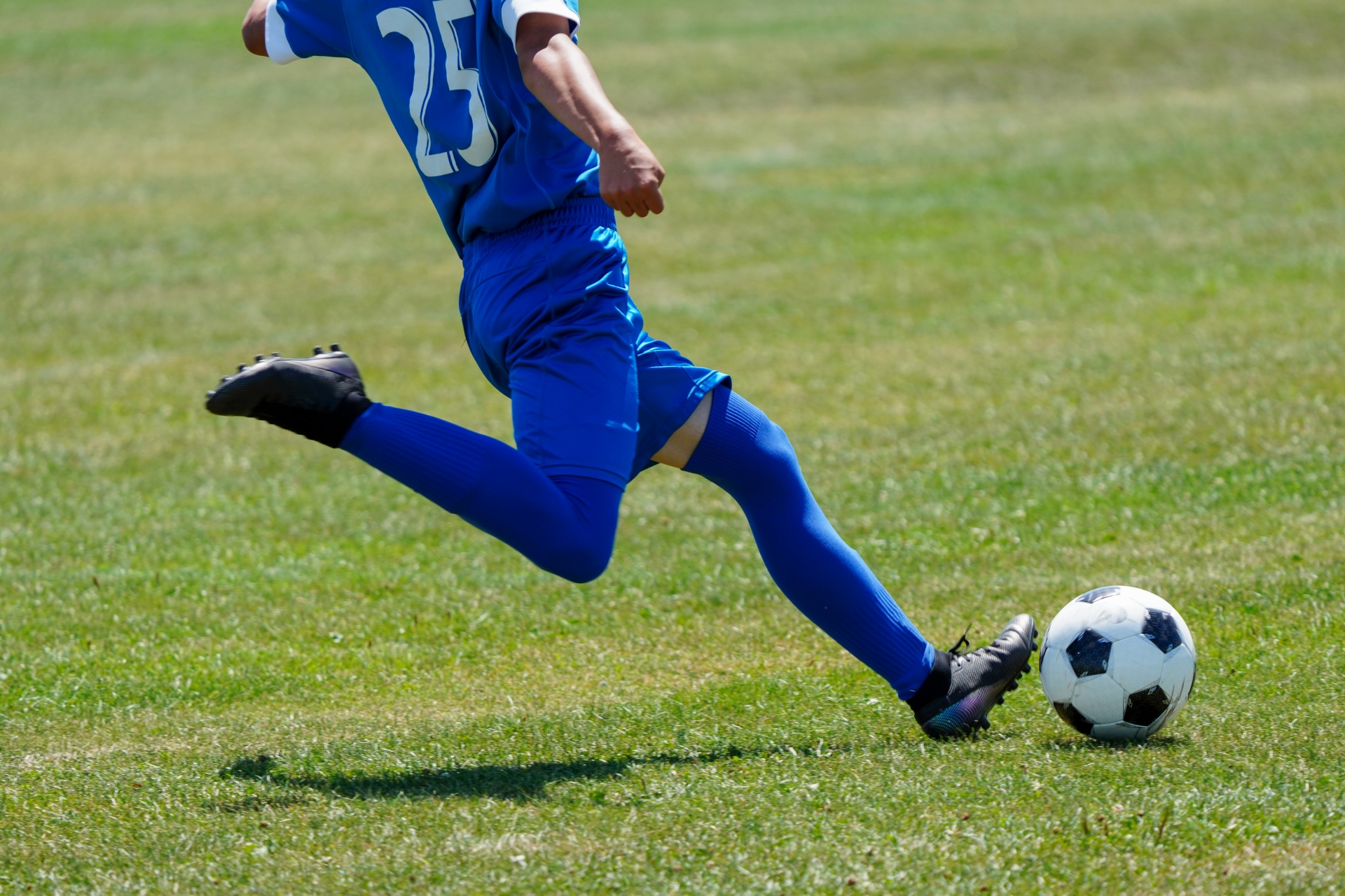 ボールを蹴ると股関節の周りが痛い、走ると鼠径部が痛い・・・それは「グロインペイン症候群」かもしれません。
