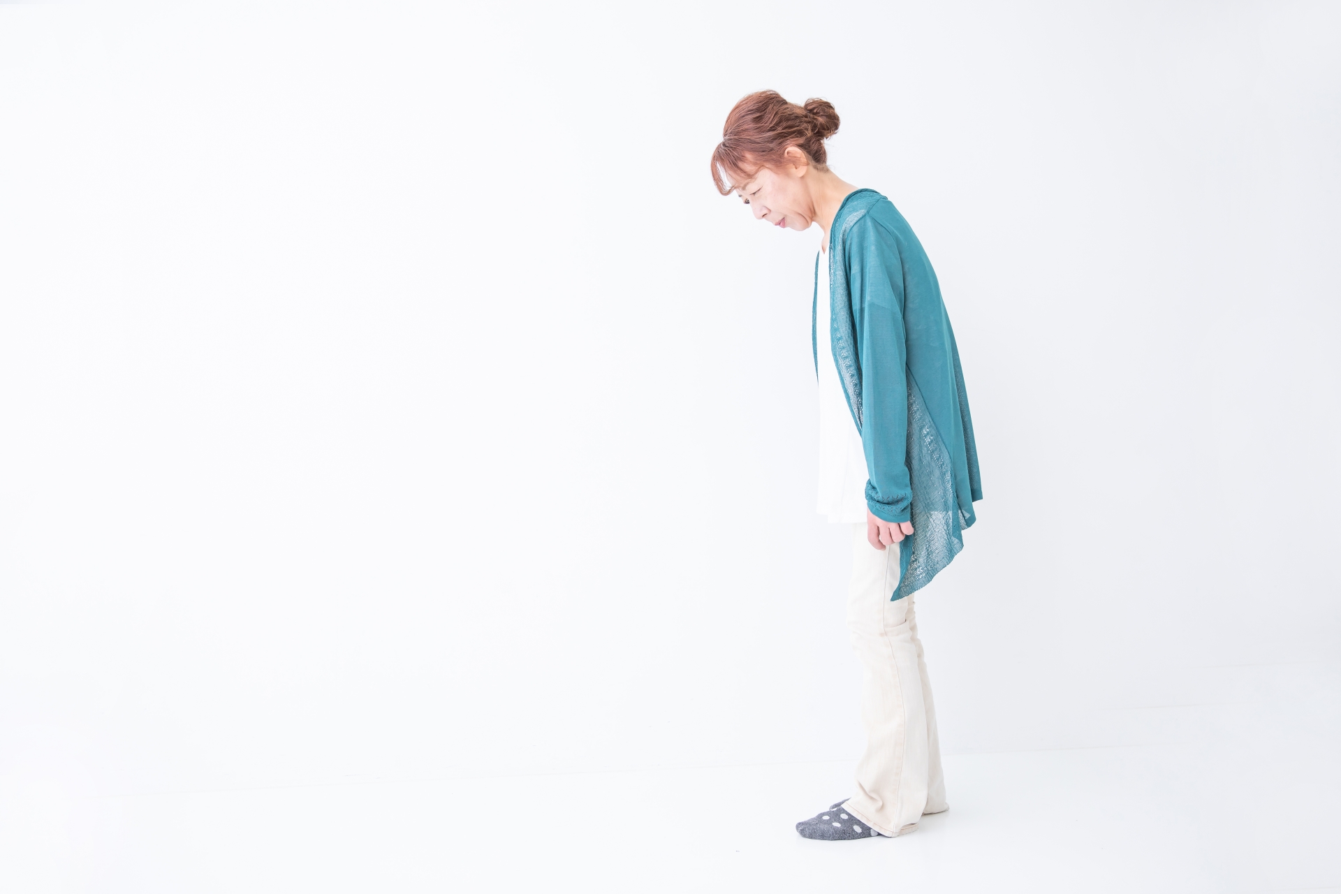 「首が前に曲がってしまう」・「前を向いて歩くのがつらい」・「夕方になると首がつらくなる」これは「首下がり症候群」かもしれません