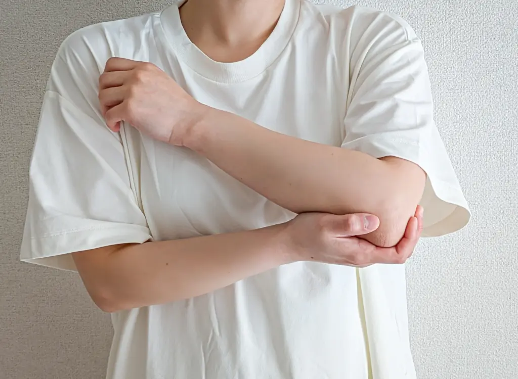 腕の小指側だけが痛い、痺れる」「小指と薬指だけが痺れる