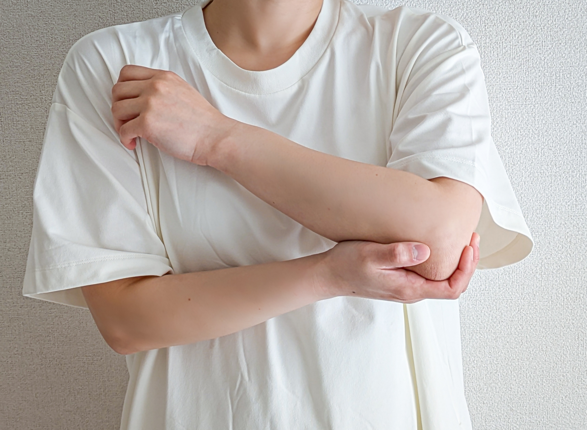 「腕の小指側だけが痛い、痺れる」「小指と薬指だけが痺れる」・・・それは肘部管症候群かもしれません。