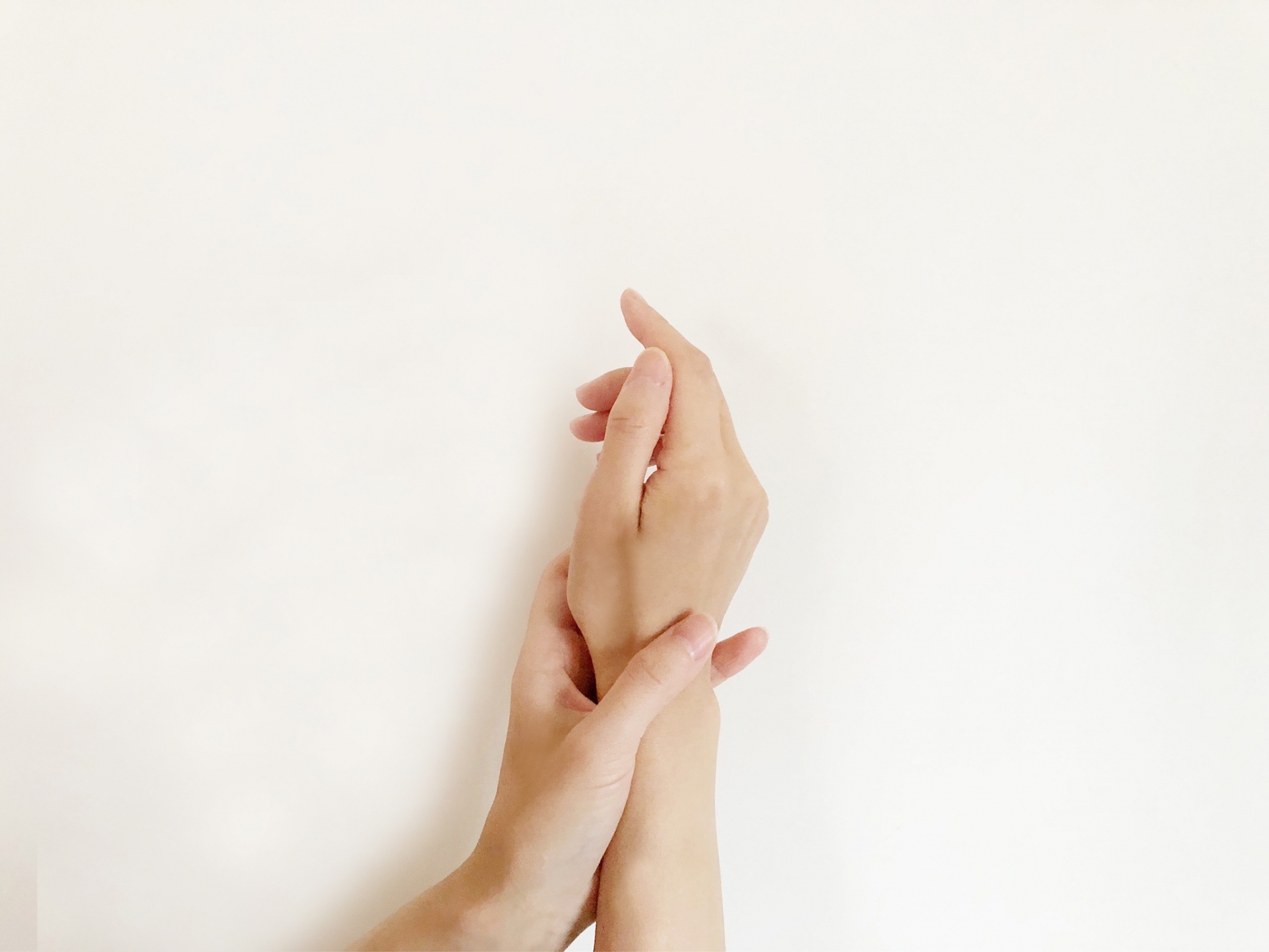 ペットボトルを開ける時、親指の付け根が痛い。腫れている。それは「母指CM関節症」かもしれません。